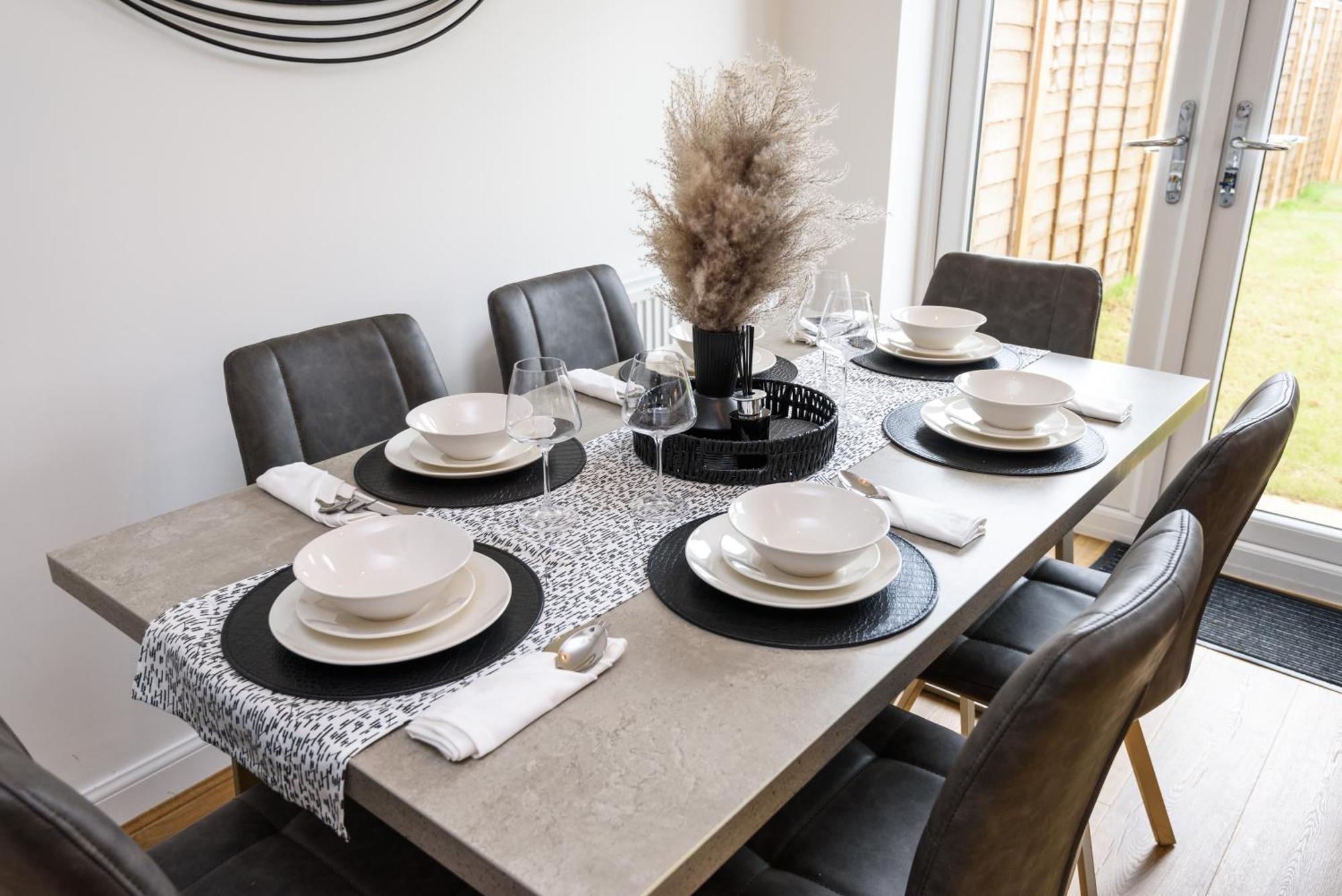 Spacious Luxury House In With Free Parking & Garden - Sleeps 7